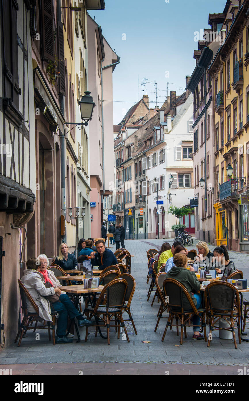 Cafe di strada nella Petite France, Sito Patrimonio Mondiale dell'UNESCO, Strasburgo, Alsazia, Francia, Europa Foto Stock
