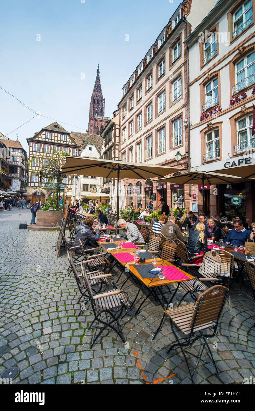 Street cafe su rue du Maroquin, Strasburgo, Alsazia, Francia, Europa Foto Stock