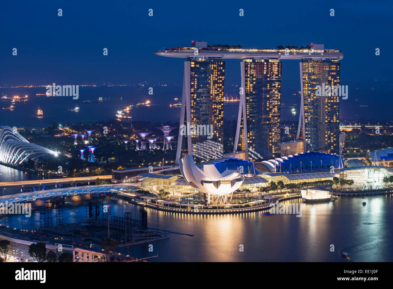 Il Marina Bay Sands Hotel e dal Museo della Scienza di notte, Singapore, Sud-est asiatico, in Asia Foto Stock