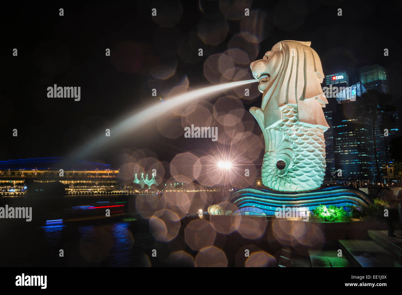 Il Merlion di notte, il simbolo della città, Singapore, Sud-est asiatico, in Asia Foto Stock
