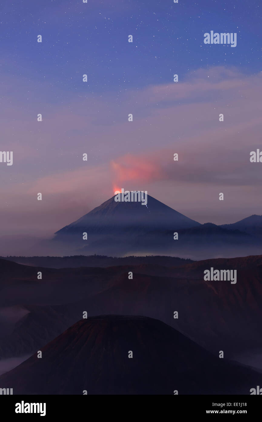 Gunung attivo vulcano Bromo di notte, Bromo-Tengger-Semeru National Park, Java, Indonesia, Asia sud-orientale, Asia Foto Stock