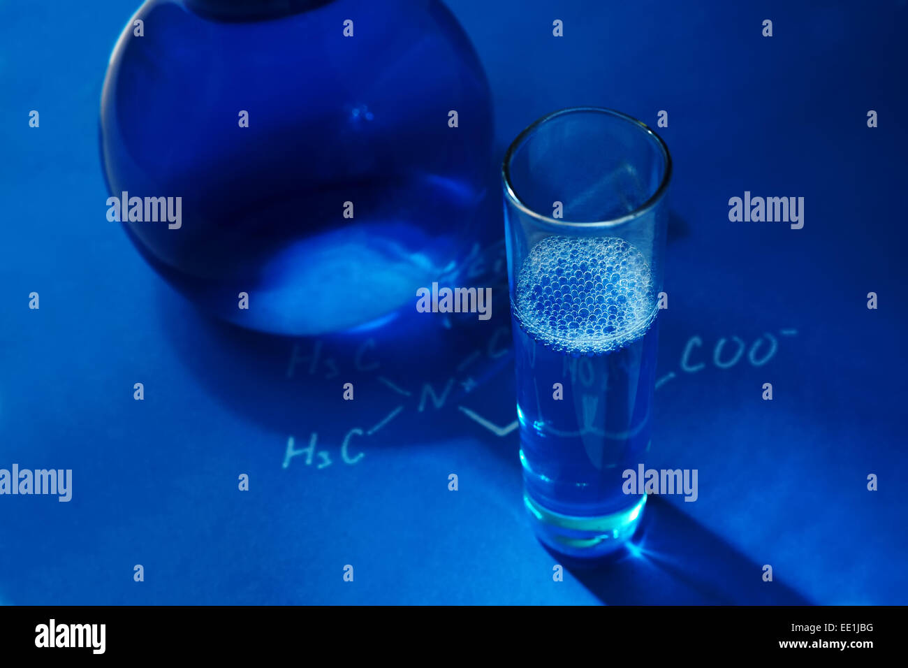 Vetreria di laboratorio su sfondo blu. Chimica - concetto foto Foto Stock