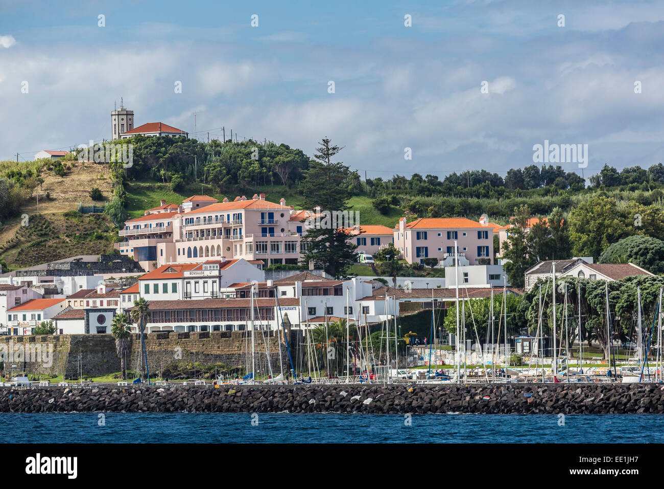 Vista sul lungomare della città di Horta, isola di Faial, Azzorre, Portogallo, Atlantico, Europa Foto Stock