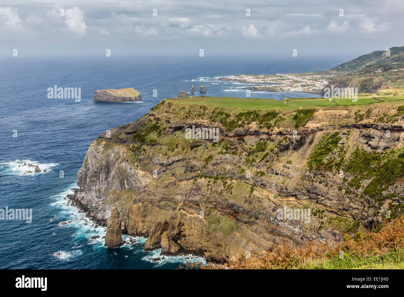 La costa frastagliata del capitale delle Azzorre Isola di Sao Miguel, Azzorre, Portogallo, Atlantico, Europa Foto Stock