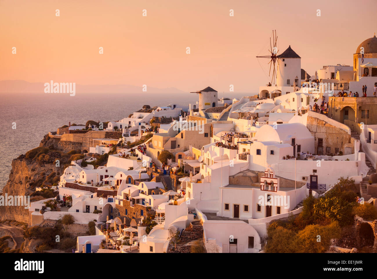 Il mulino a vento e case tradizionali al tramonto, Oia - Santorini (Thira), Isole Cicladi, isole greche, Grecia, Europa Foto Stock