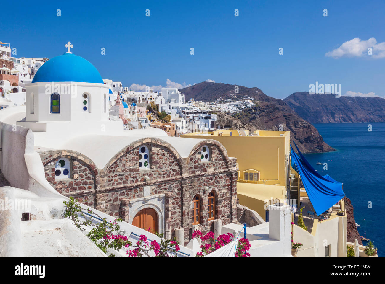 Chiesa Greca di San Nicola con cupola blu, Oia - Santorini (Thira), Isole Cicladi, isole greche, Grecia, Europa Foto Stock