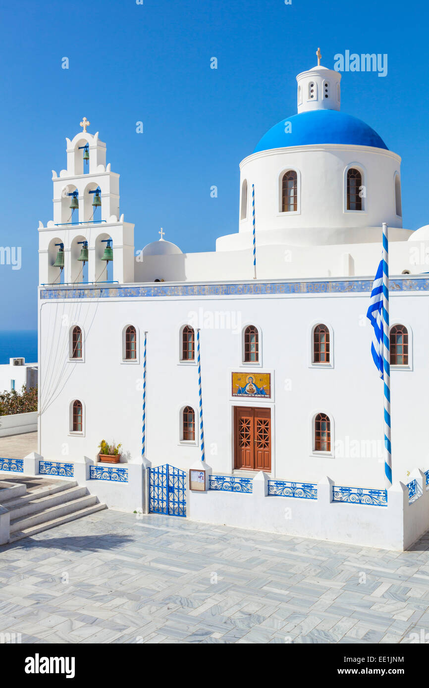 Bue cupola e il campanile della chiesa greca Panagia Platsani, Oia - Santorini (Thira), Isole Cicladi, isole greche, Grecia Foto Stock