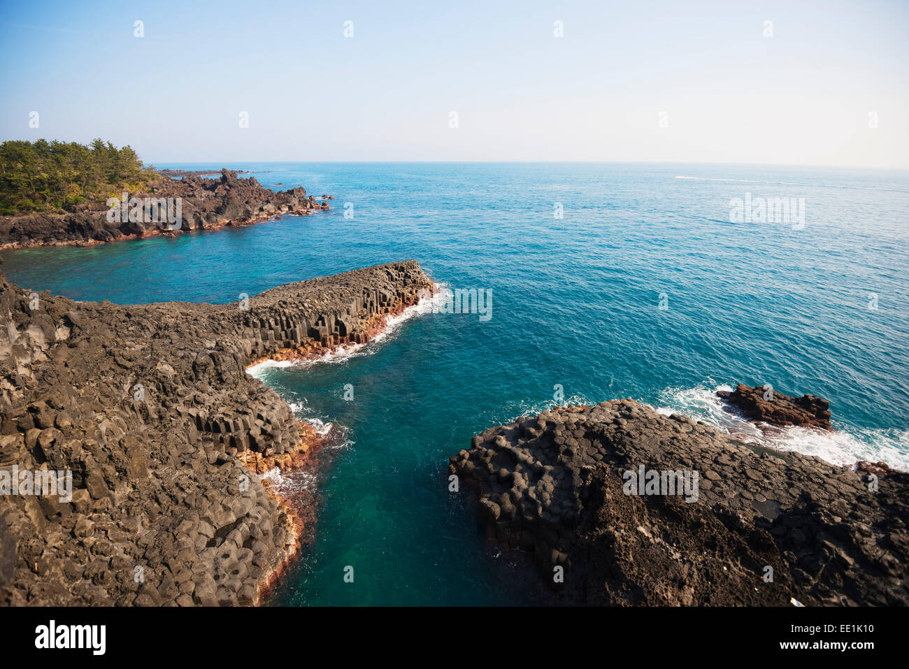 Jungman Daepo colonnari di raccordare la formazione di lava, Seogwipo, Jeju Island, sito Patrimonio Mondiale dell'UNESCO, Corea del Sud, Asia Foto Stock