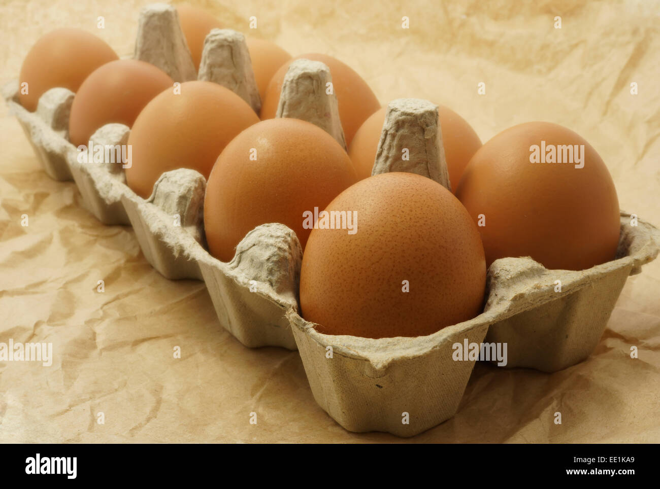 Le uova nel pacchetto su una carta marrone. Messa a fuoco selettiva Foto Stock