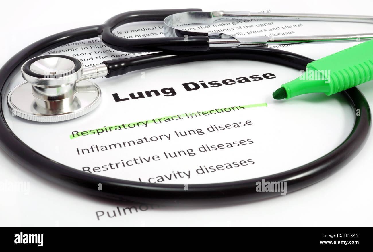 Carta con parole di patologia polmonare e infezioni del tratto respiratorio con marcatore e stetoscopio Foto Stock