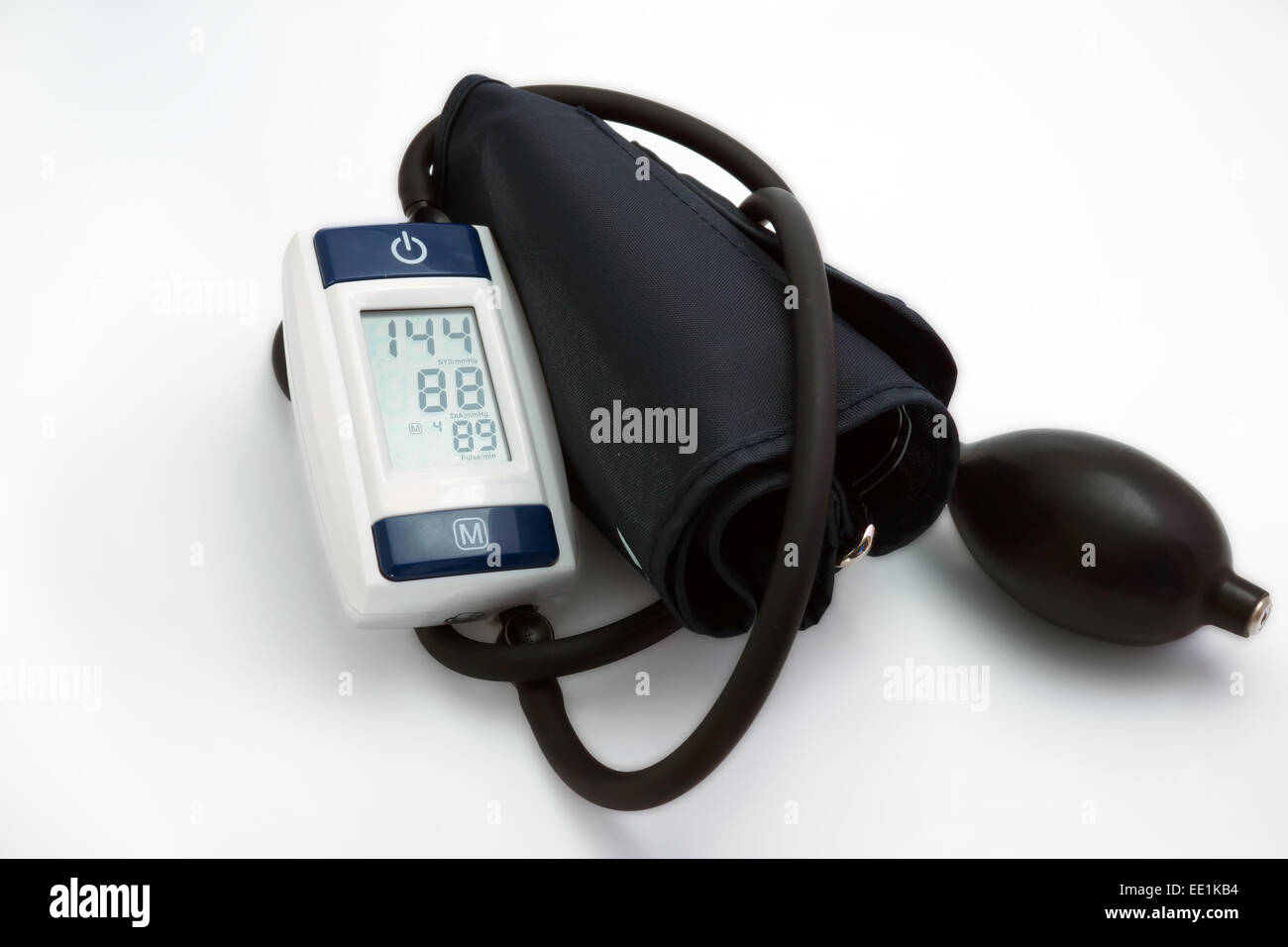 Apparecchio per la misurazione della pressione sanguinea medical su sfondo bianco. Ipertensione Foto Stock