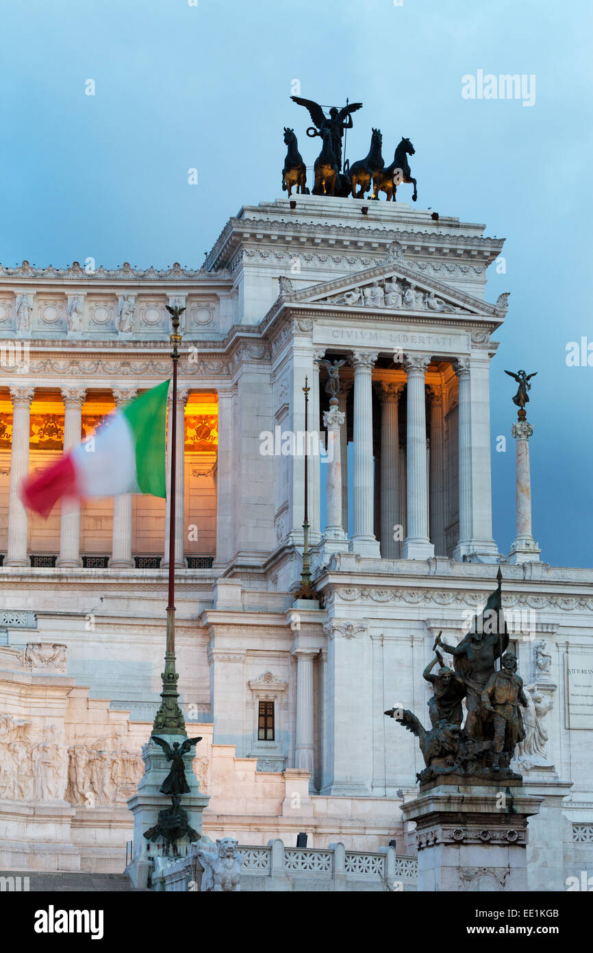 Bandiera italiana di fronte al Victor Emmanuel monumento di notte, Roma, Lazio, l'Italia, Europa Foto Stock