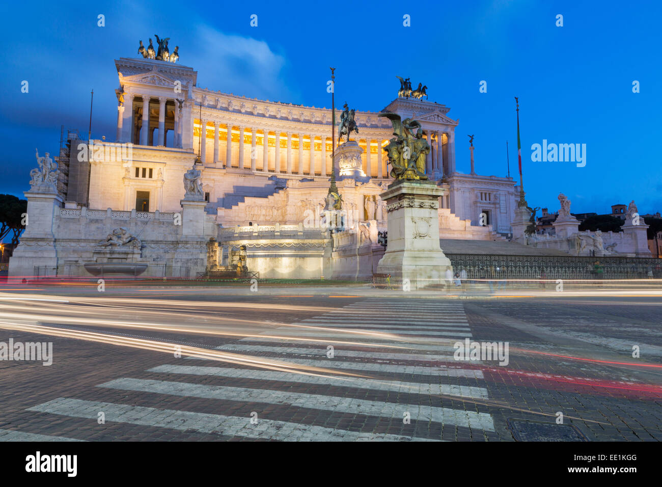 Il traffico in movimento attorno a Piazza Venezia con il Victor Emmanuel monumento di notte, Roma, Lazio, l'Italia, Europa Foto Stock