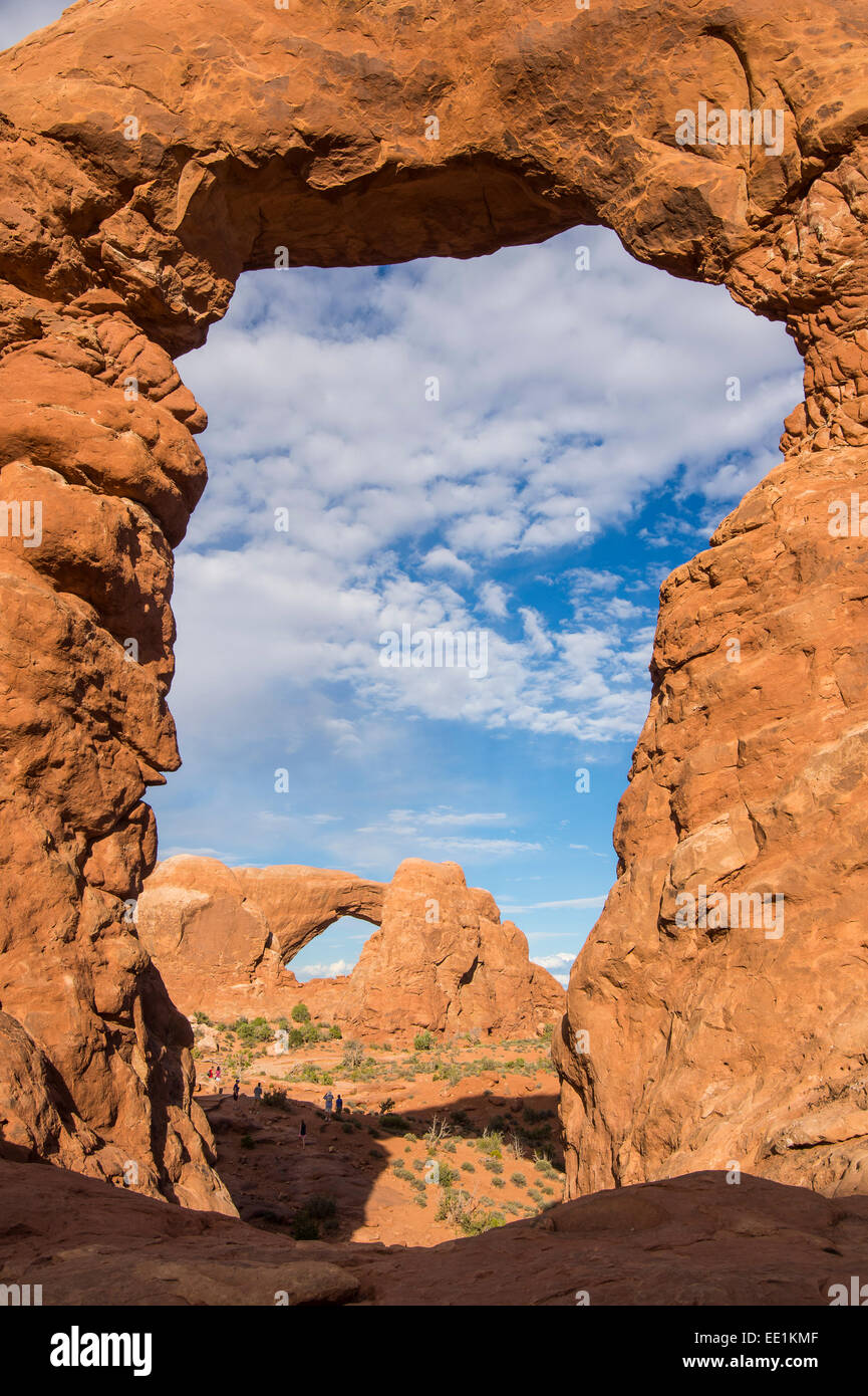 Finestra sud Arch visto attraverso la Torretta Arch, Arches National Park, Utah, Stati Uniti d'America, America del Nord Foto Stock