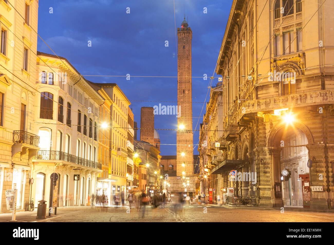 Asinelli e Garisenda towers nel centro storico della città di Bologna, UNESCO, Emilia Romagna, Italia Foto Stock