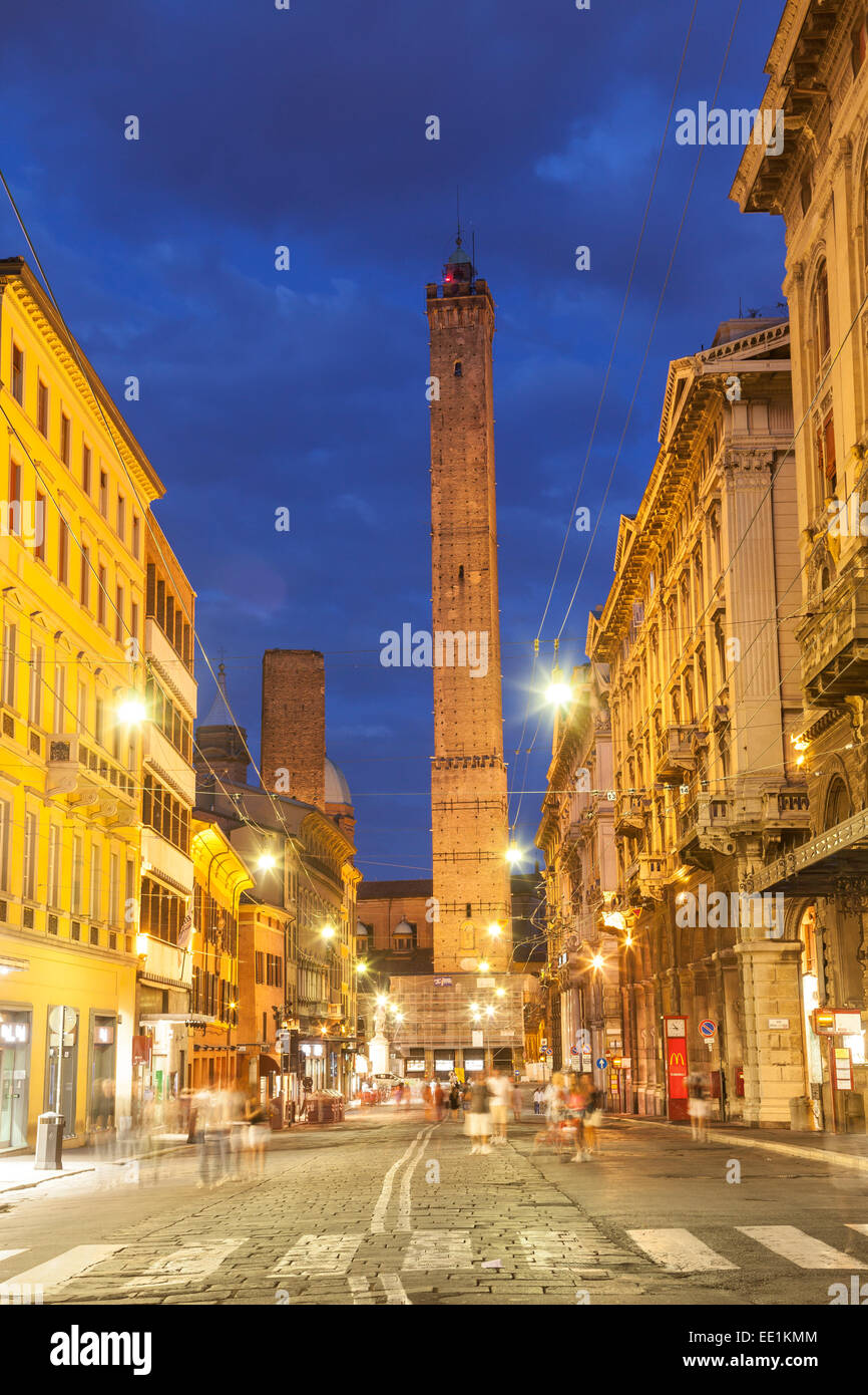 Asinelli e Garisenda towers nel centro storico della città di Bologna, UNESCO, Emilia Romagna, Italia Foto Stock