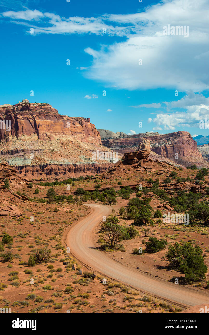 Strada che conduce attraverso il parco nazionale di Capitol Reef, Utah, Stati Uniti d'America, America del Nord Foto Stock