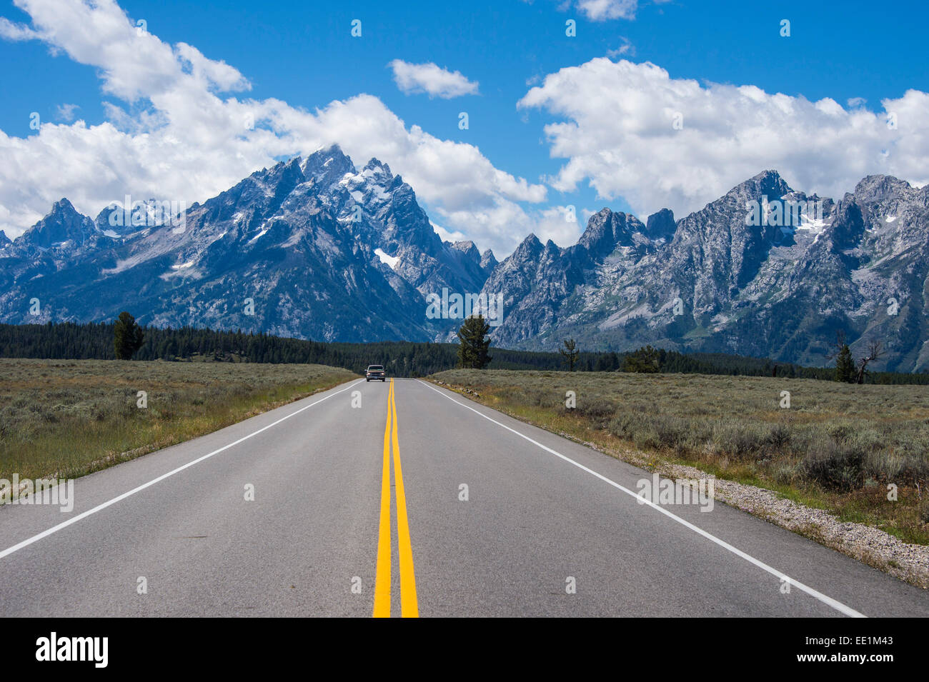 Strada che conduce nel Teton compreso nel Parco Nazionale di Grand Teton, Wyoming negli Stati Uniti d'America, America del Nord Foto Stock
