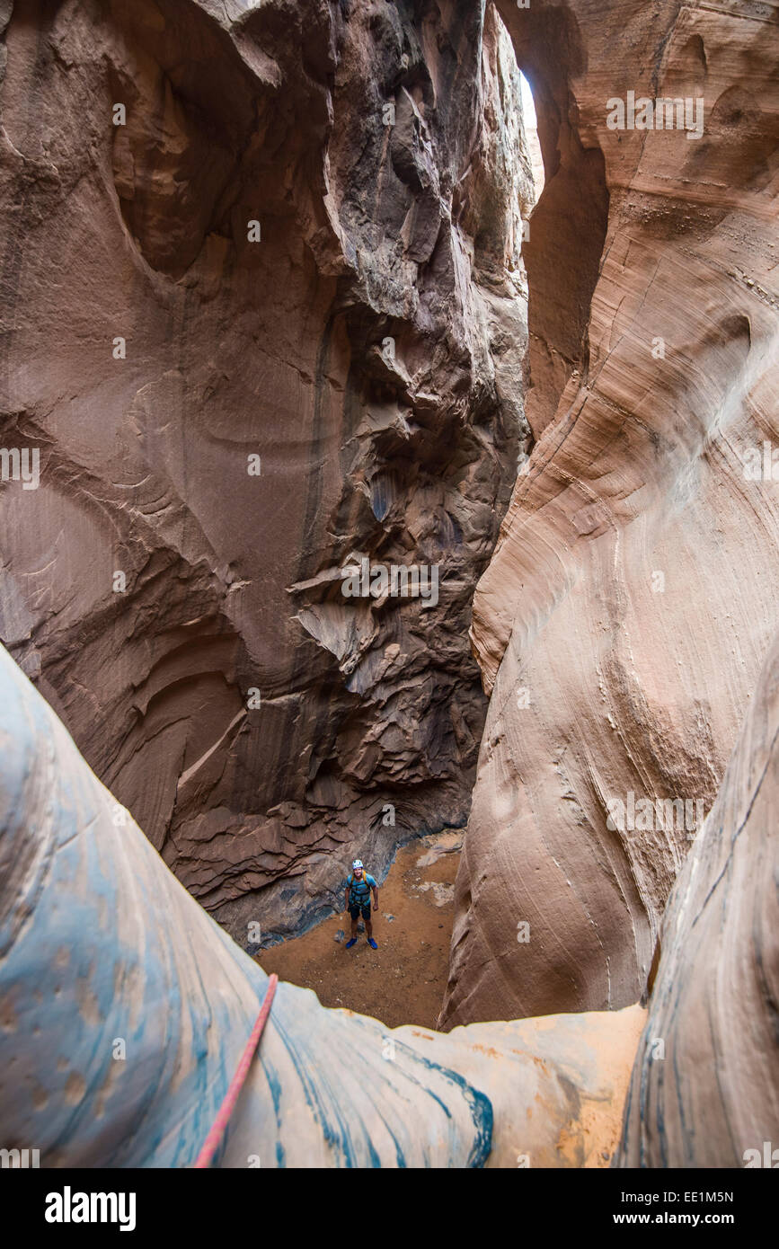 Uomo in piedi in uno slot canyon dopo di canyoning, Moab, Utah, Stati Uniti d'America, America del Nord Foto Stock