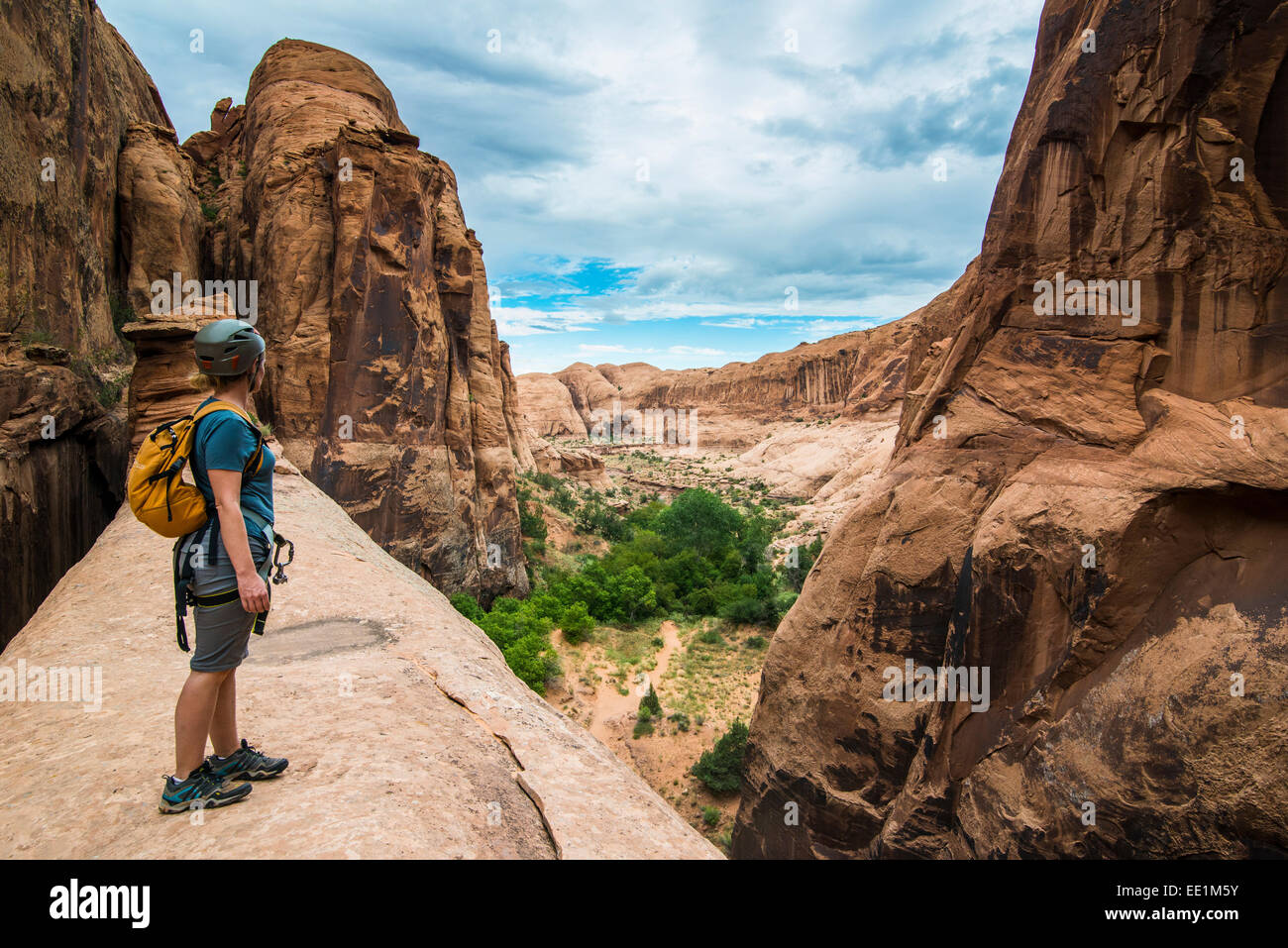 Donna in piedi su un arco gigante vicino a Moab, Utah, Stati Uniti d'America, America del Nord Foto Stock