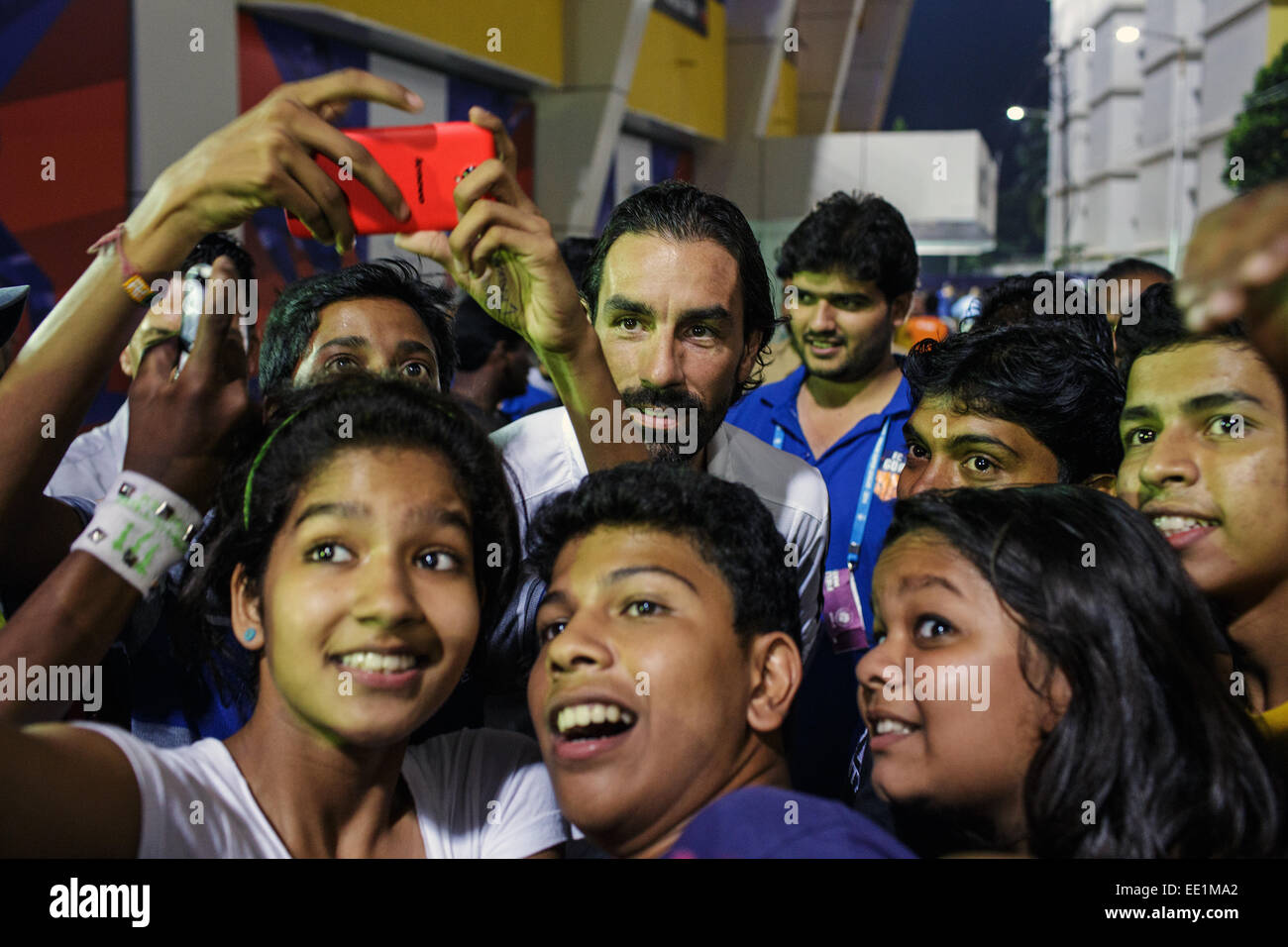 Robert Pires pone alle immagini con giovani indiani appassionati dopo un Indiano Super League Football Match in Margao, Goa. Foto Stock