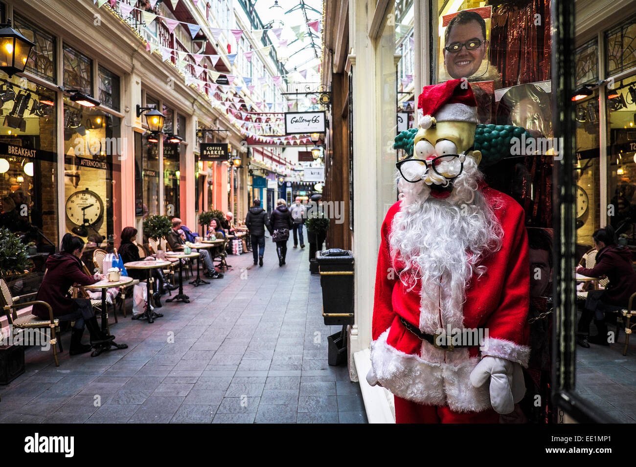 Un pauroso cercando di Babbo Natale al di fuori di un negozio nella galleria del castello di Cardiff. Foto Stock