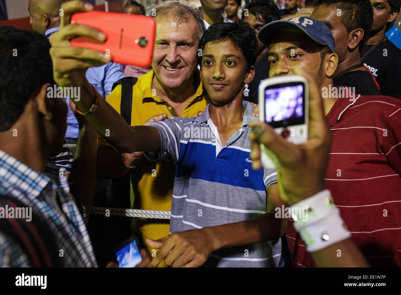 Zico (Arthur Antunes Coimbra) pone alle immagini con giovani indiani appassionati dopo Indian Super League Football Match in Margao, Goa Foto Stock
