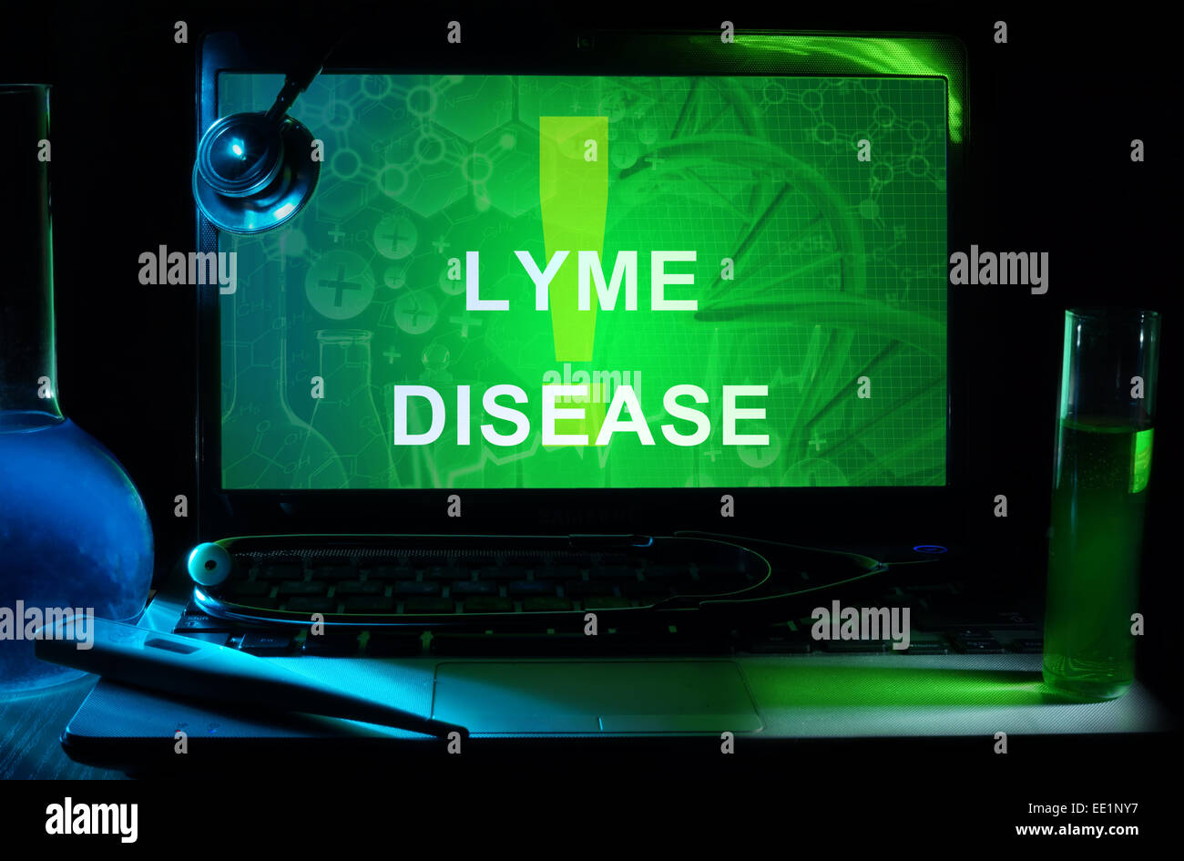 Notebook con parole la malattia di Lyme, provette e stetoscopio Foto Stock