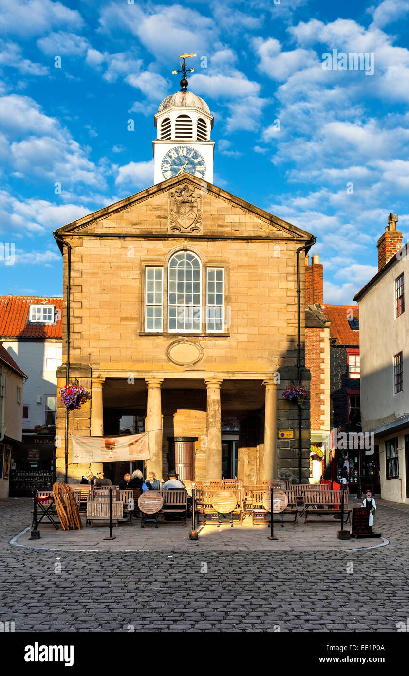 Un pomeriggio d'estate a Whitby piazza del mercato Foto Stock
