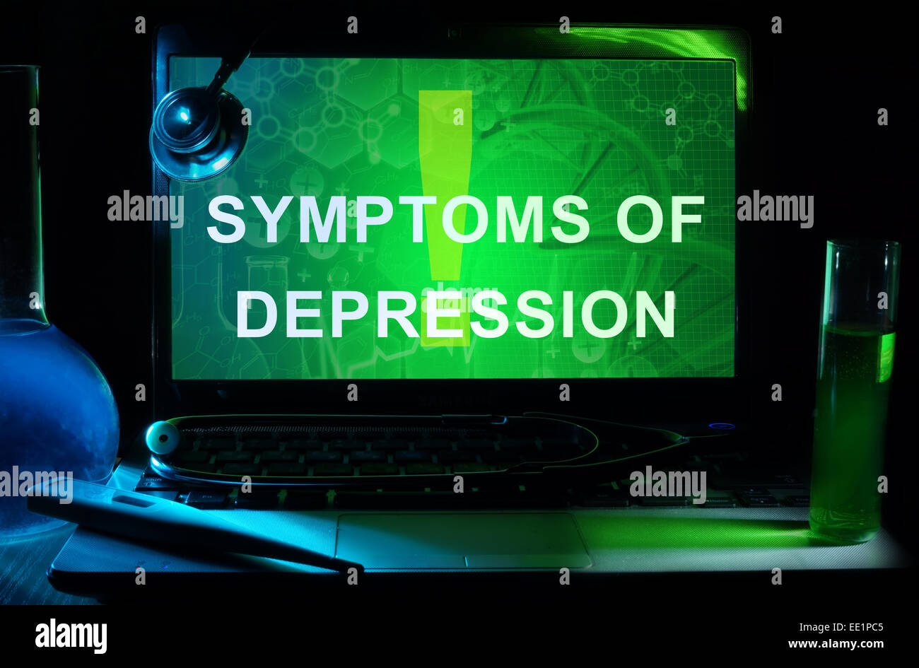 Notebook con parole i sintomi della depressione, provette e stetoscopio Foto Stock