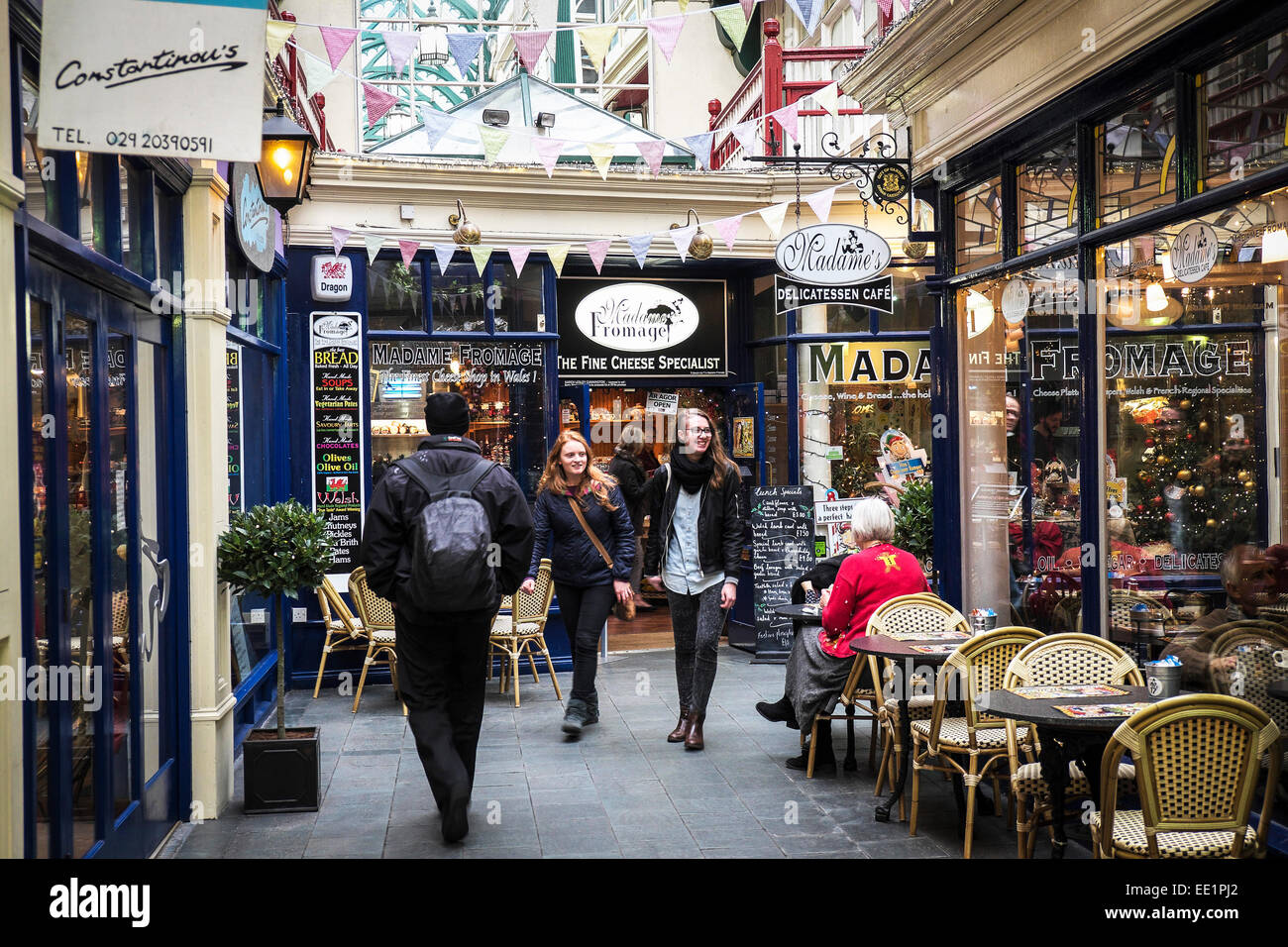 Gli amanti dello shopping nella galleria del castello di Cardiff. Foto Stock