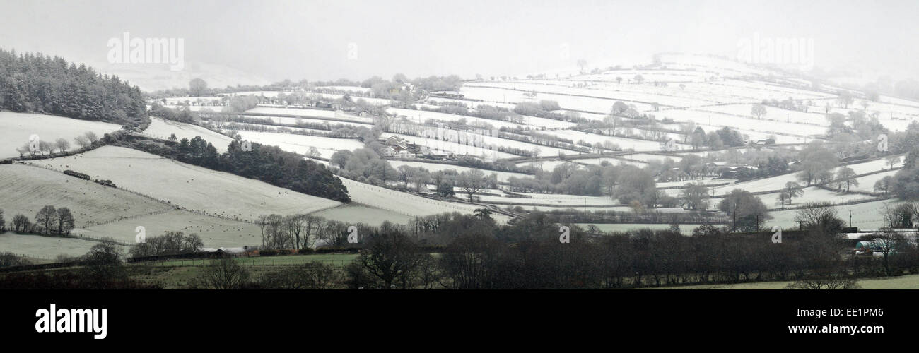 Aberystwyth, Wales, Regno Unito. Il 13 gennaio, 2015. Panorama da 3 immagini come la neve si assesta su terreno coltivato nelle colline del Cambriano montagne vicino Comins Coch, Aberystwyth, Galles. Credito: John Gilbey/Alamy Live News Foto Stock