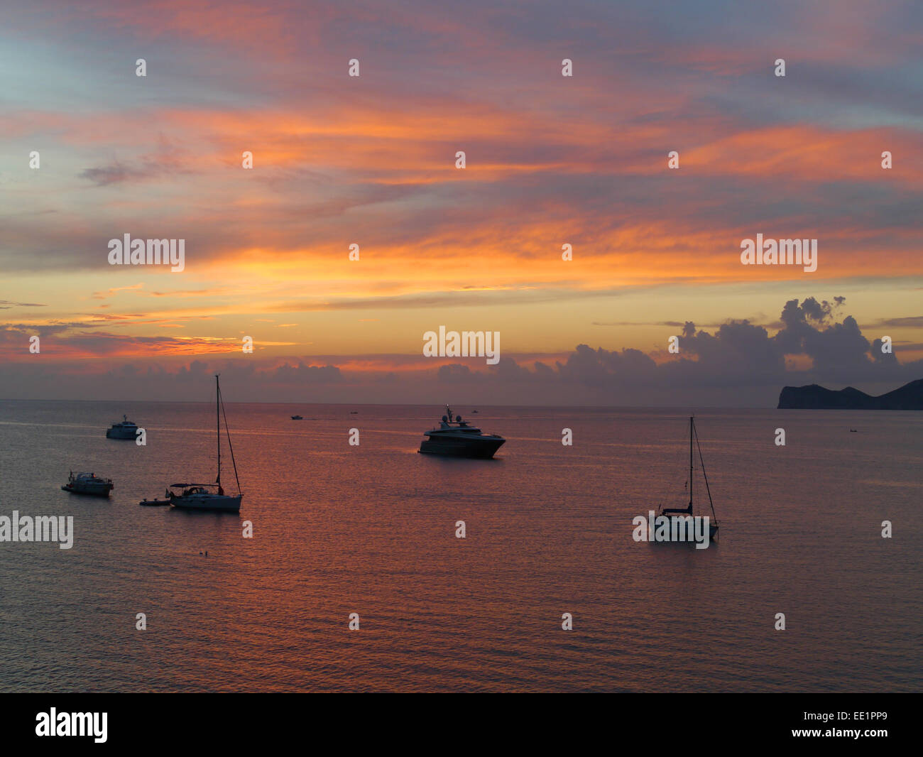 Tramonto spettacolare dal porto di Andratx , Maiorca con cinque battelli Foto Stock