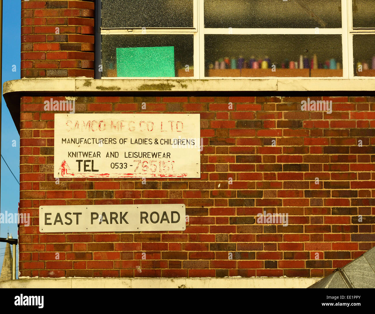 Un segno al di fuori di un ex Leicester fabbrica tessile, UK. Foto Stock