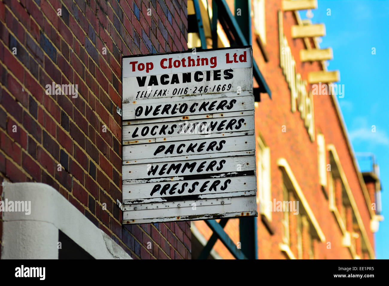 Un vecchio segno al di fuori di una ex fabbrica tessile di Leicester, Regno Unito Foto Stock