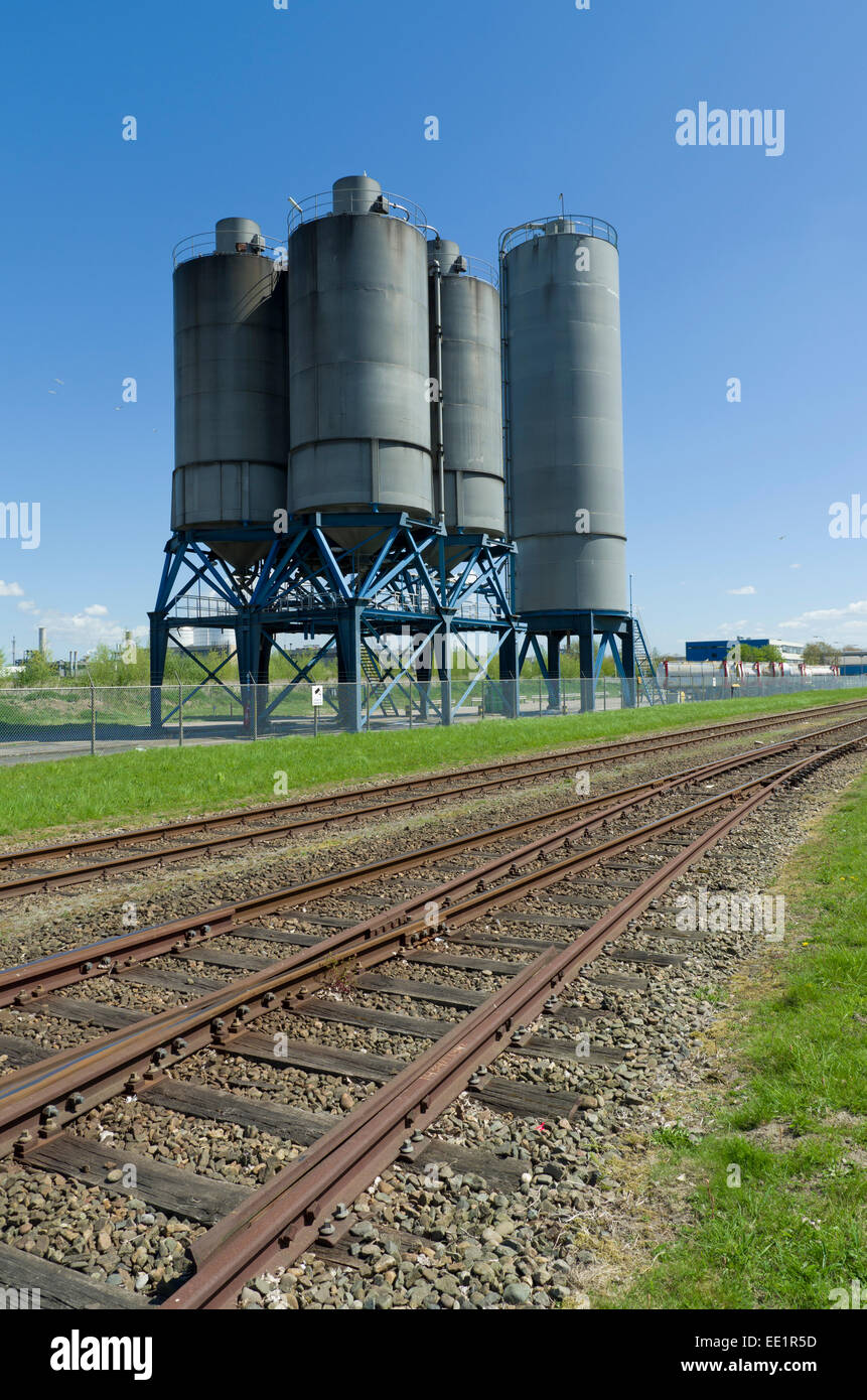 Molti processi industriali di trasformazione serbatoi per l'industria chimica accanto a una ferrovia Foto Stock