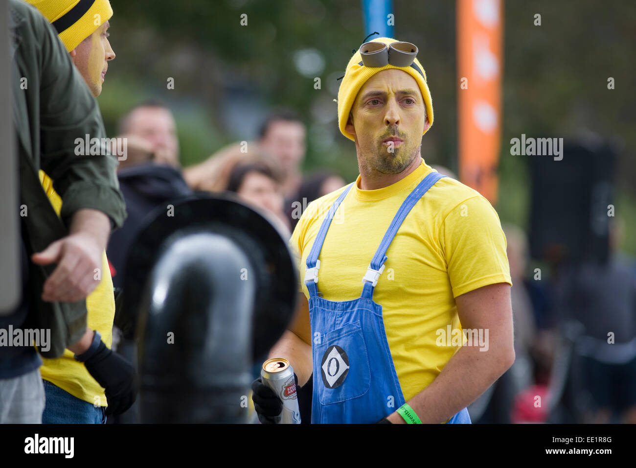 Uomo in un Minion fancy dress costume. Foto Stock