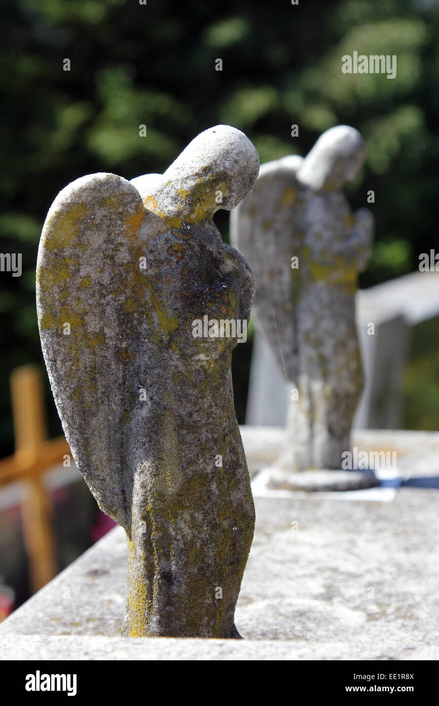 In lutto per angelo di pietra al cimitero di Tuhelj, Croazia, il 24 settembre 2014. Foto Stock