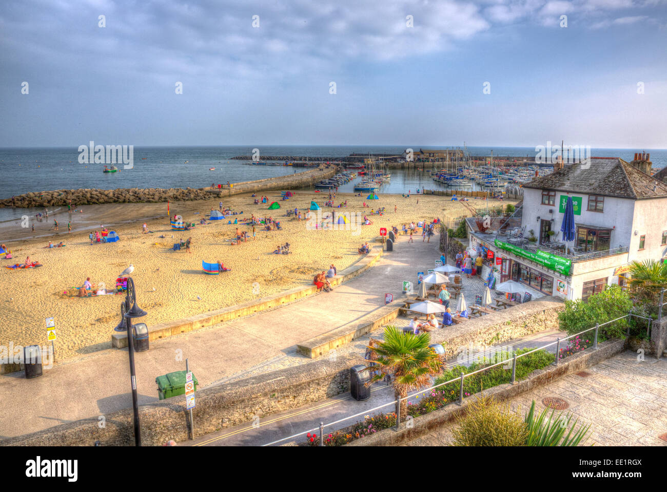 Lyme Regis DORSET REGNO UNITO Inghilterra soleggiato clima caldo portato i visitatori e i turisti in tarda estate Foto Stock