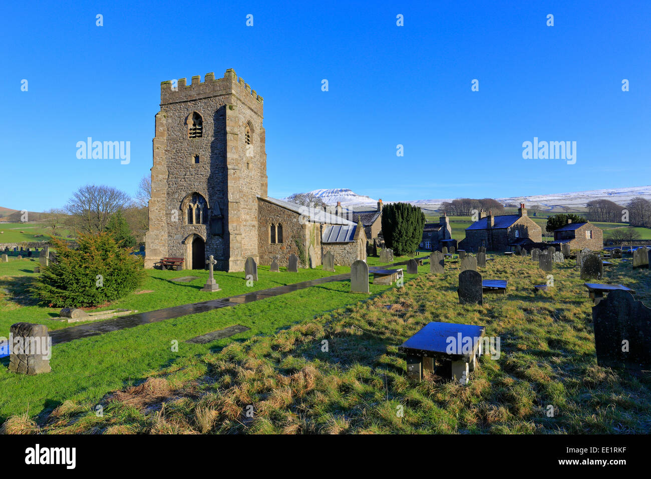 St Oswald la Chiesa e la neve su distante Pen-y-Ghent, Pennine Way, Horton in Ribblesdale, Yorkshire Dales National Park, North Yorkshire, Inghilterra, Regno Unito. Foto Stock