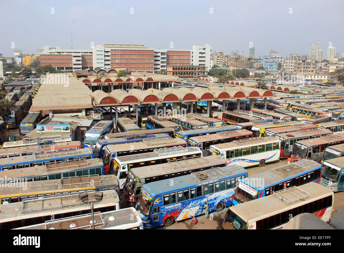 Dacca 10 gennaio 2015. Diverse centinaia di autobus è rimasta parcheggiata al minimo la Mohakhali Inter District Bus Terminal a Dhaka.Foto di Foto Stock