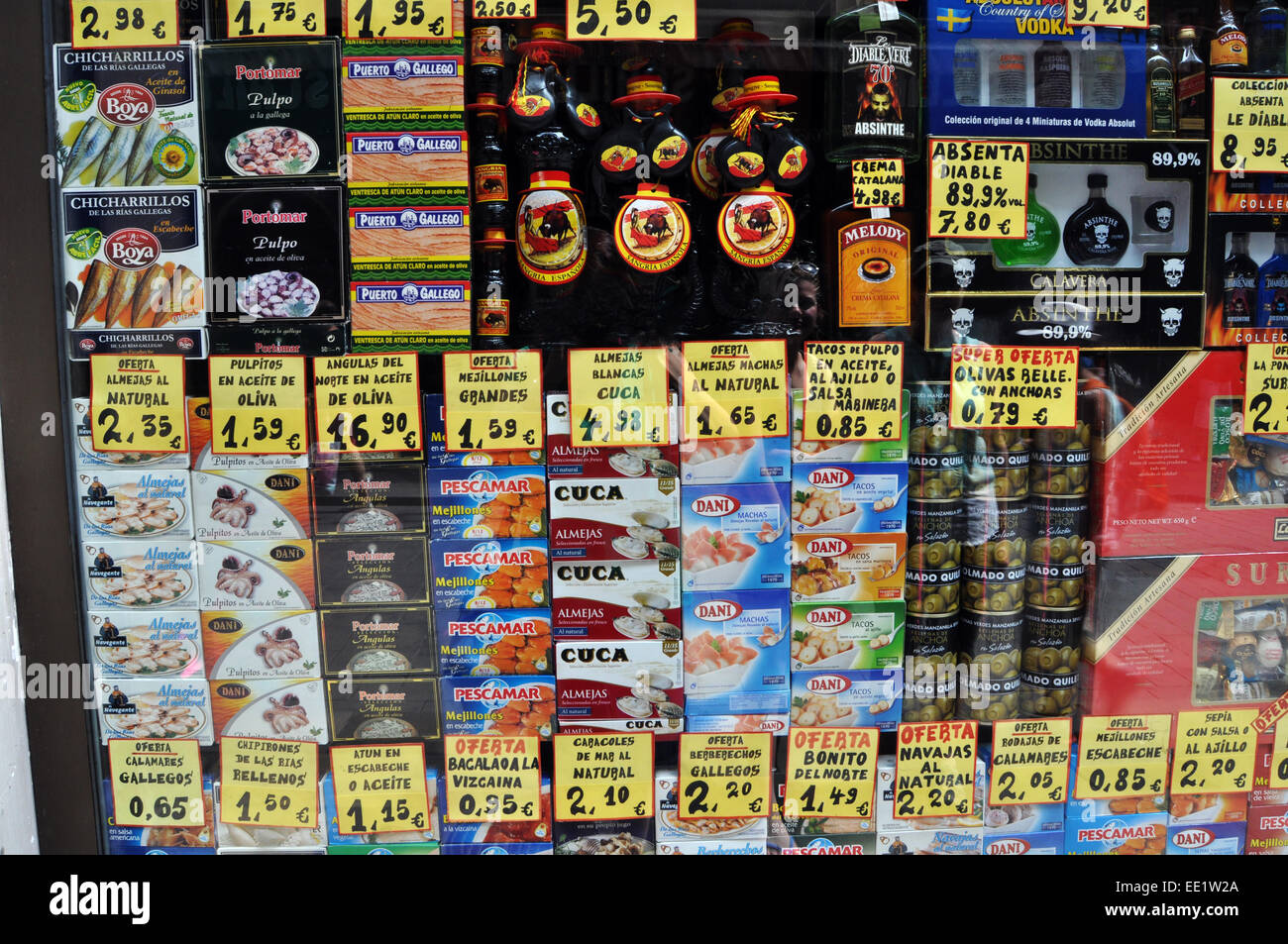Scatole di cibo ed i prezzi sono visualizzati in un negozio locale finestra, Barcellona, Spagna Foto Stock