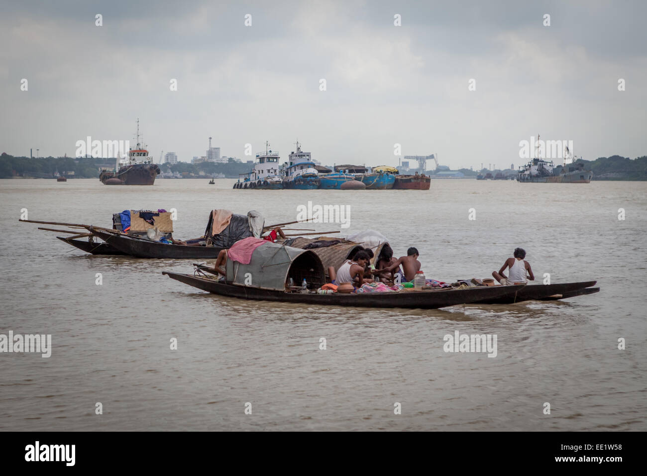 Uomini che viaggiano in barca, che scorre sul fiume Hooghly a Kolkata, Bengala Occidentale, India. Foto Stock