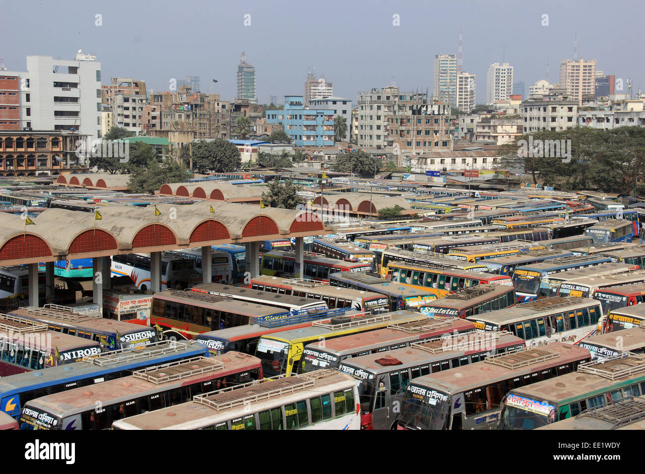 Dacca 10 gennaio 2015. Diverse centinaia di autobus è rimasta parcheggiata al minimo la Mohakhali Inter District Bus Terminal a Dhaka.Foto di Foto Stock