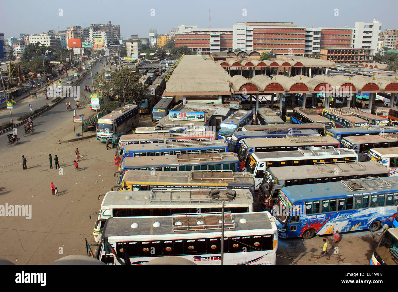 Dacca 10 gennaio 2015. Diverse centinaia di autobus è rimasta parcheggiata al minimo la Mohakhali Inter District Bus Terminal a Dhaka.Foto di Foto Stock