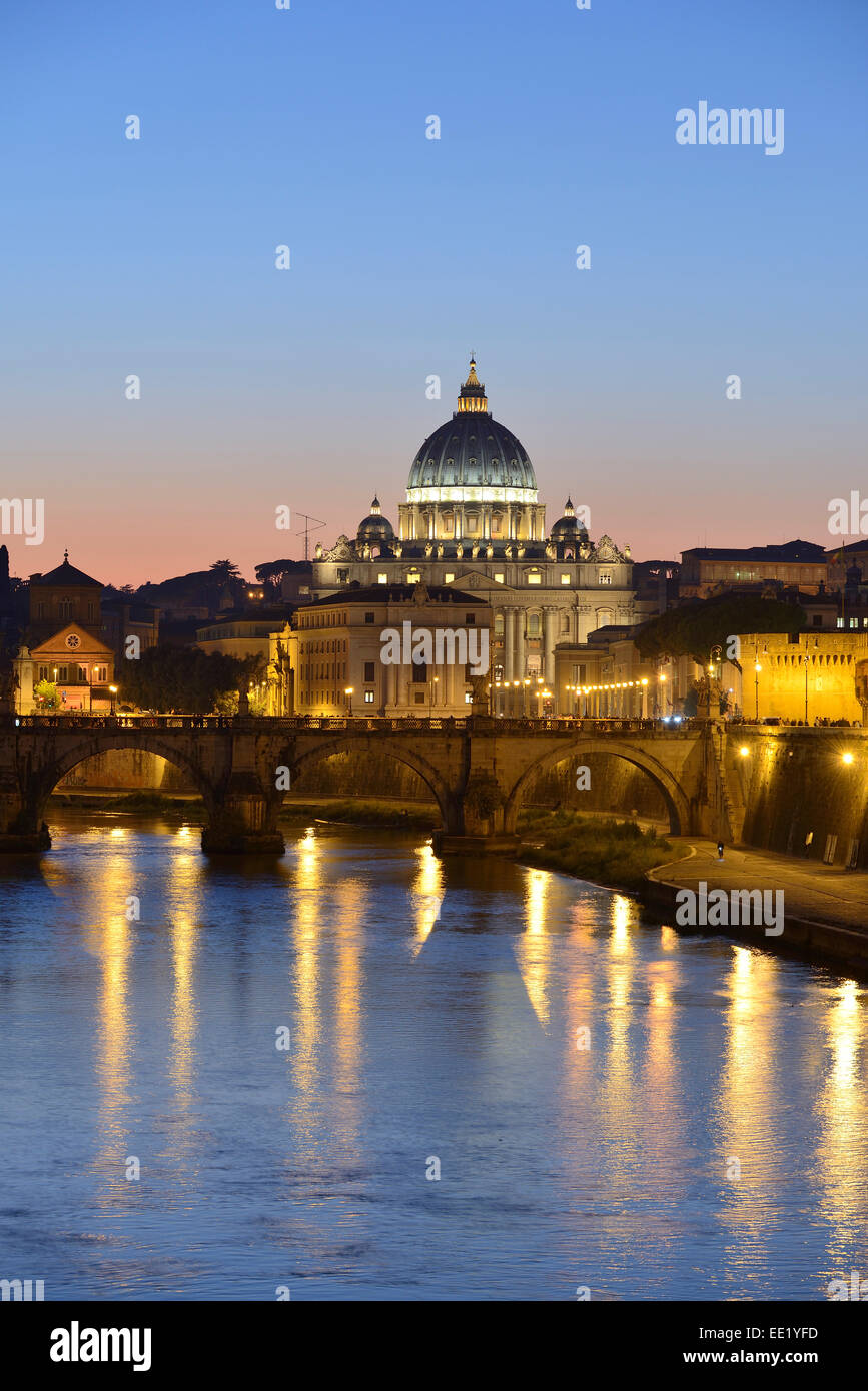 Roma. L'Italia. Vista della Basilica di San Pietro e sul fiume Tevere. Foto Stock