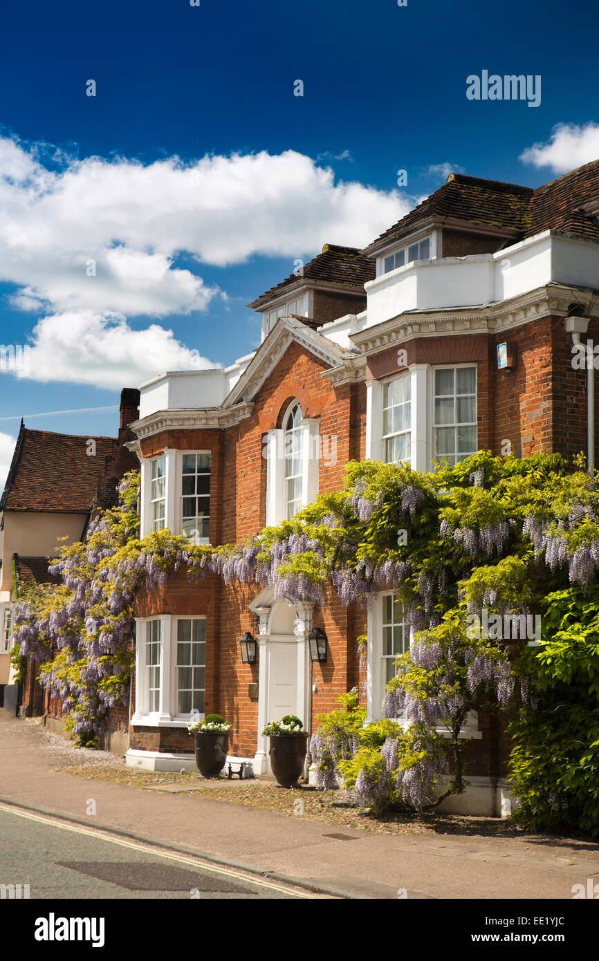 Regno Unito Inghilterra, Suffolk, Lavenham, Church Street, rivestita di glicine Regency House Foto Stock