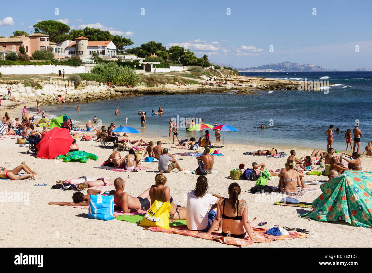 La gente sulla spiaggia di Cote Bleue (Costa Azzurra), vicino a Sausset les Pins, Bouches du Rhone, PACA, Francia Foto Stock