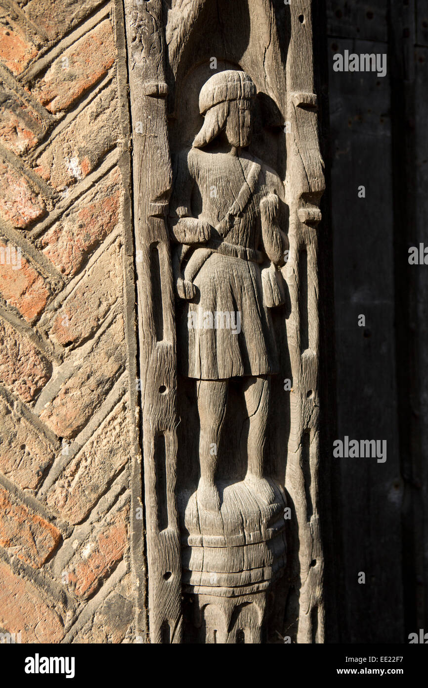 Regno Unito Inghilterra, Suffolk, Lavenham, Water Street, De Vere casa medievale scolpita la figura nel telaio della porta Foto Stock
