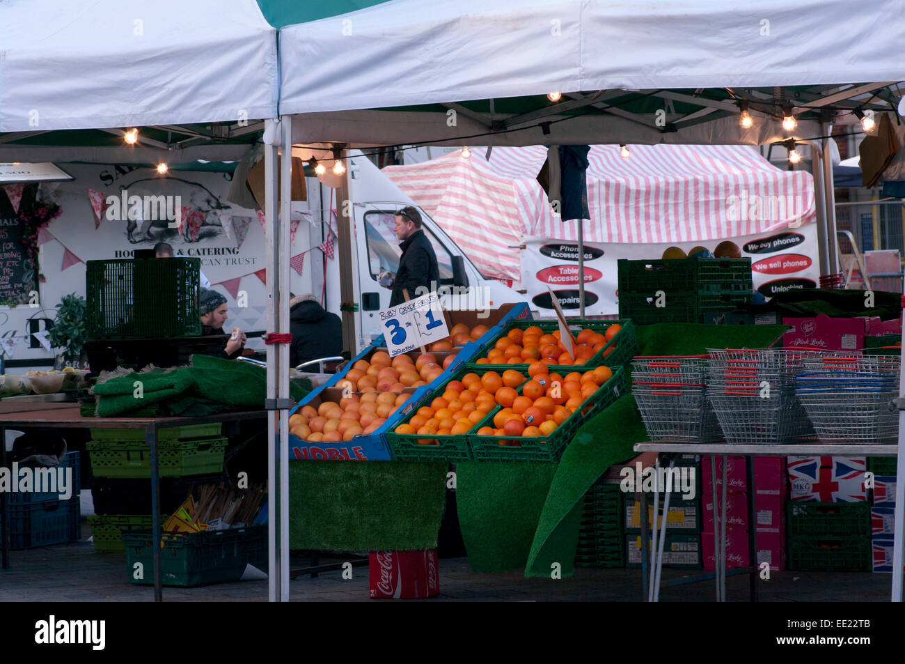 Pompelmi ed arance su un mercato di frutta e verdura in stallo Foto Stock